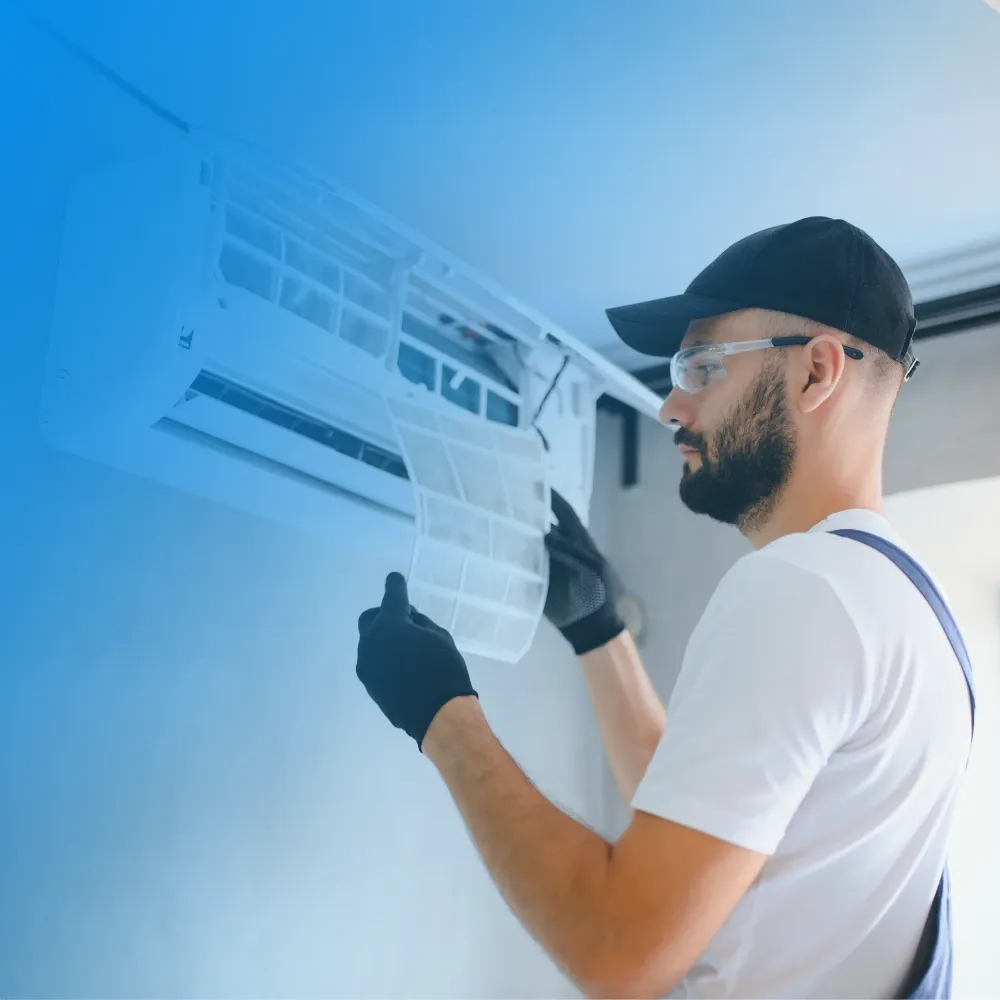 Technik Plíska Klimatizace montuje klimatizaci do bytu