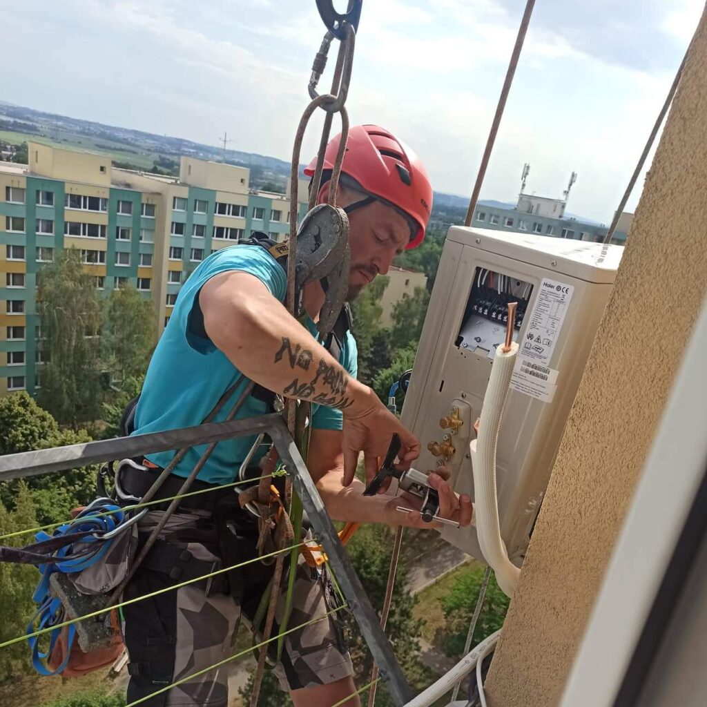 Výškové práce - montáž klimatizace na panelovém domě Česká Lípa